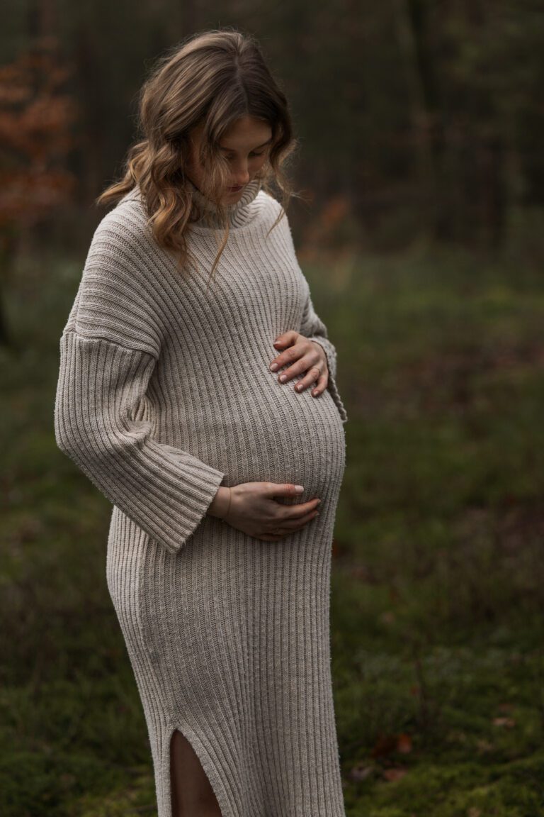 Zwangerschap fotoshoot in Apeldoorn, spontaan en ontspannen moment met partner in een natuurlijke omgeving.