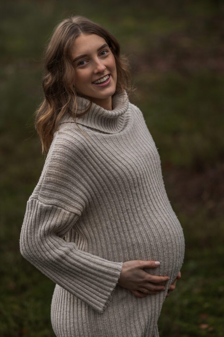 Zwangerschap fotoshoot in Apeldoorn, spontaan en ontspannen moment met partner in een natuurlijke omgeving.