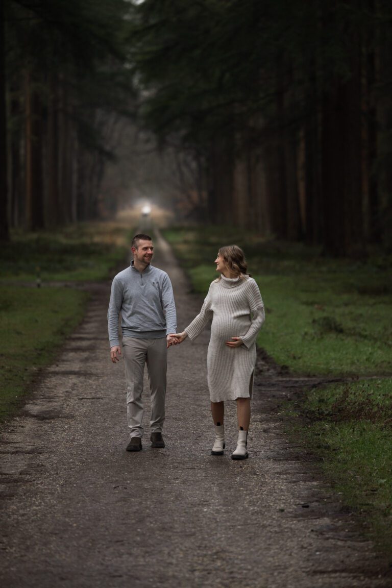 Zwangerschap fotoshoot in Apeldoorn, spontaan en ontspannen moment met partner in een natuurlijke omgeving.