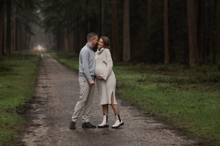 Zwangerschap fotoshoot in Apeldoorn, spontaan en ontspannen moment met partner in een natuurlijke omgeving.