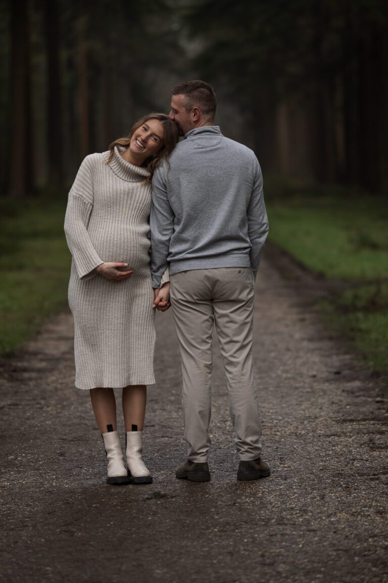 Zwangerschap fotoshoot in Apeldoorn, spontaan en ontspannen moment met partner in een natuurlijke omgeving.