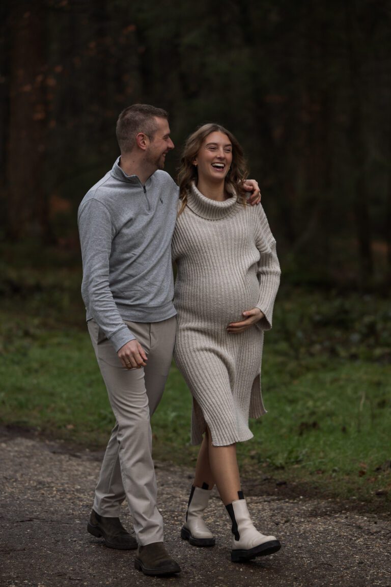 Zwangerschap fotoshoot in Apeldoorn, spontaan en ontspannen moment met partner in een natuurlijke omgeving.