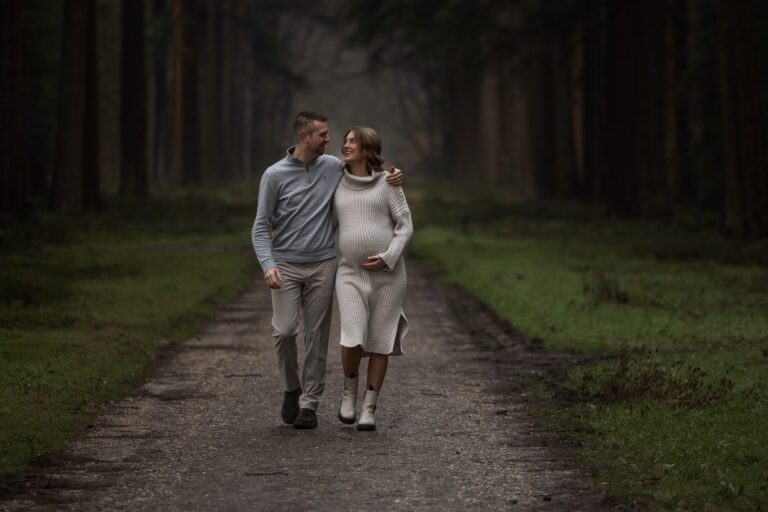 Zwangerschap fotoshoot in Apeldoorn, spontaan en ontspannen moment met partner in een natuurlijke omgeving.