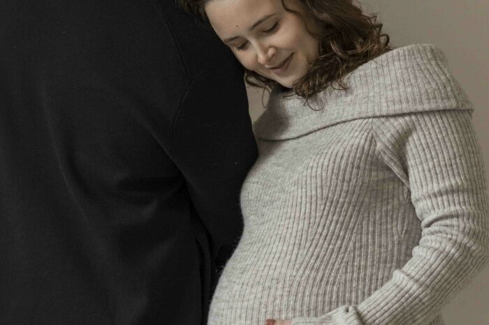 Zwangerschapsshoot in daglichtstudio Apeldoorn, natuurlijke en intieme zwangerschapsfotografie voor een koppel in Gelderland.