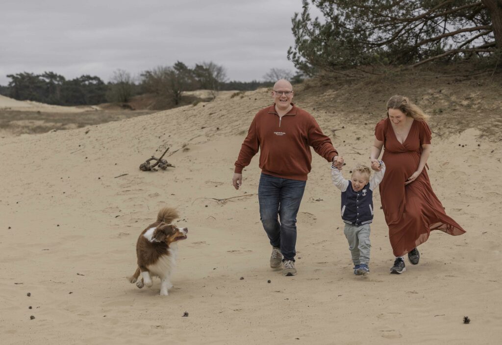 Spontane zwangerschapsshoot met het hele gezin op Kootwijkerzand, Apeldoorn – Genieten van de natuur en elkaar voor de komst van hun bab met hond.