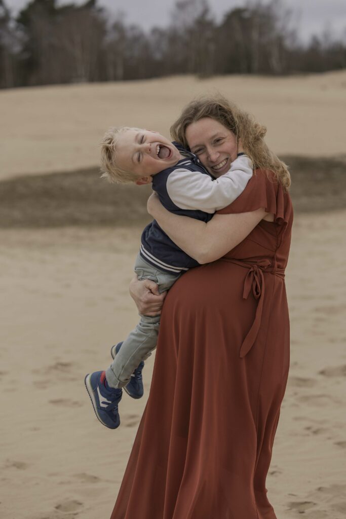 Spontane zwangerschapsshoot met het hele gezin op Kootwijkerzand, Apeldoorn – Genieten van de natuur en elkaar voor de komst van hun baby.