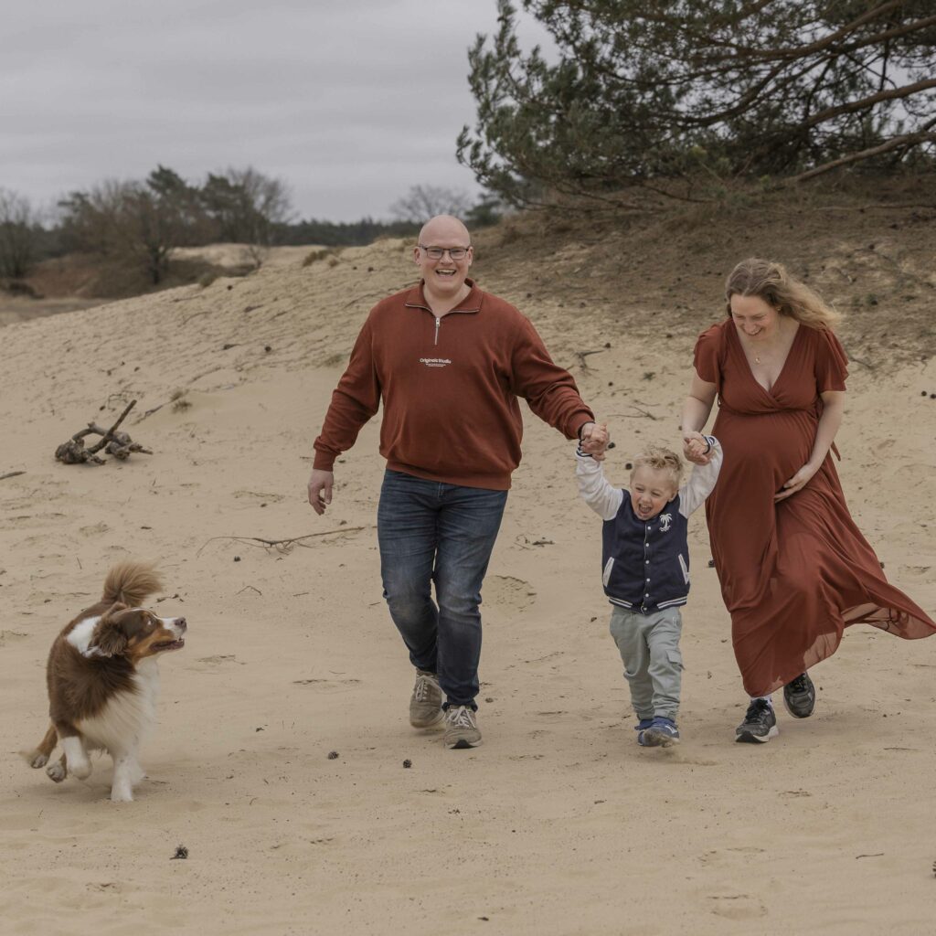 Spontane zwangerschapsshoot met het hele gezin op Kootwijkerzand, Apeldoorn – Genieten van de natuur en elkaar voor de komst van hun bab met hond.