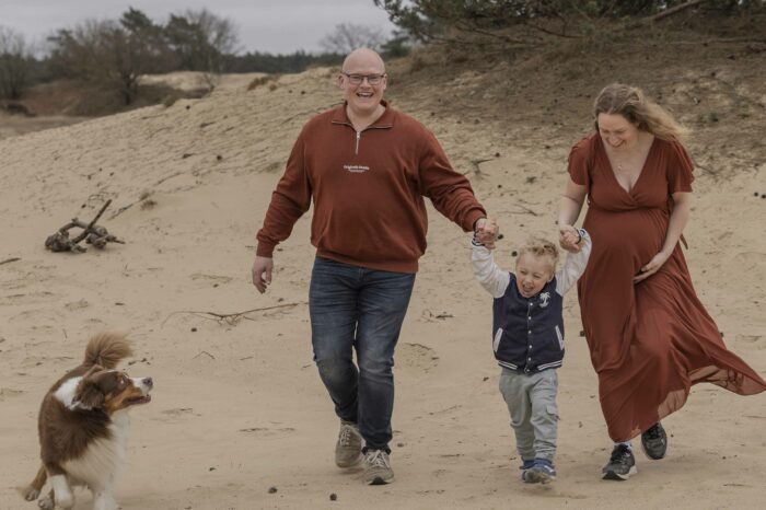 Spontane zwangerschapsshoot met het hele gezin op Kootwijkerzand, Apeldoorn – Genieten van de natuur en elkaar voor de komst van hun bab met hond.