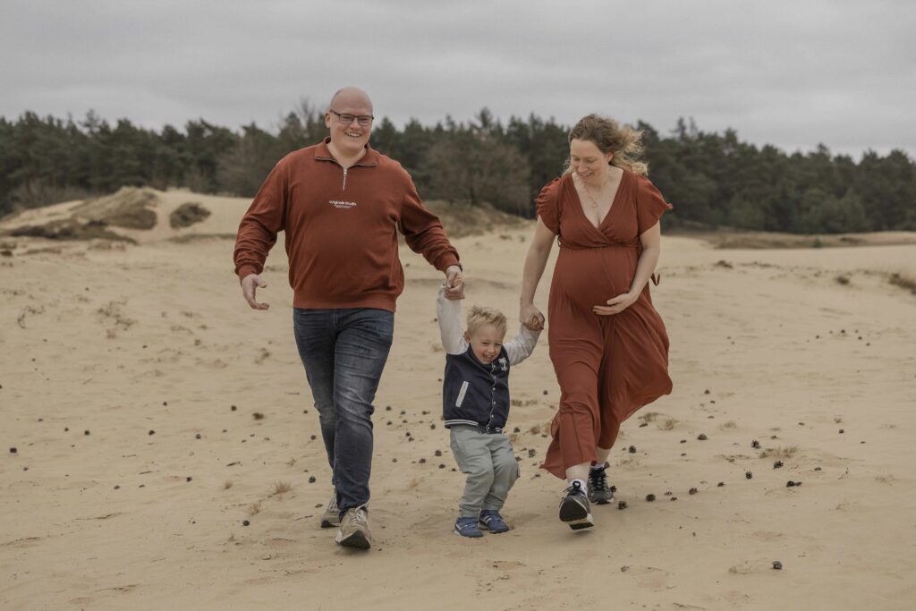 Spontane zwangerschapsshoot met het hele gezin op Kootwijkerzand, Apeldoorn – Genieten van de natuur en elkaar voor de komst van hun bab met hond.