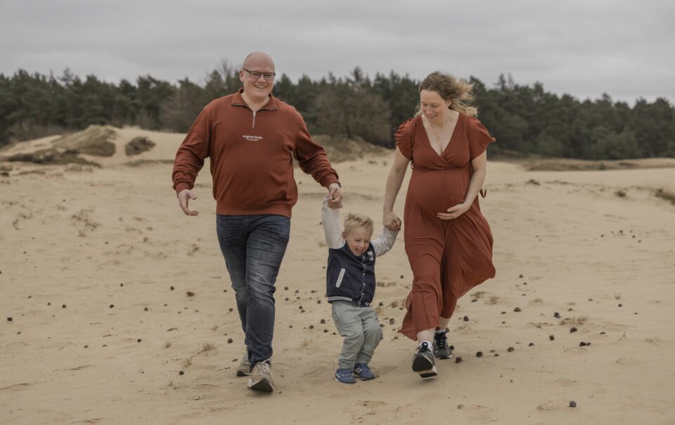 Spontane zwangerschapsshoot met het hele gezin op Kootwijkerzand, Apeldoorn – Genieten van de natuur en elkaar voor de komst van hun bab met hond.