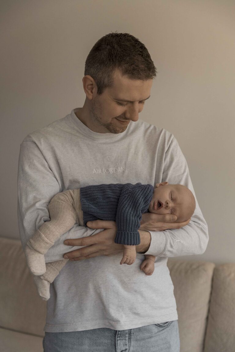 Spontane newbornfoto van pasgeboren baby van 4 weken oud tijdens een shoot in Assen