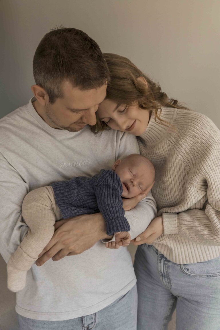 Spontane newbornfoto van pasgeboren baby van 4 weken oud tijdens een shoot in Assen