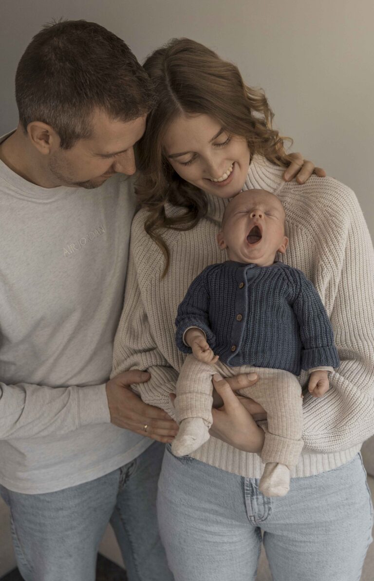 Spontane newbornfoto van pasgeboren baby van 4 weken oud tijdens een shoot in Assen