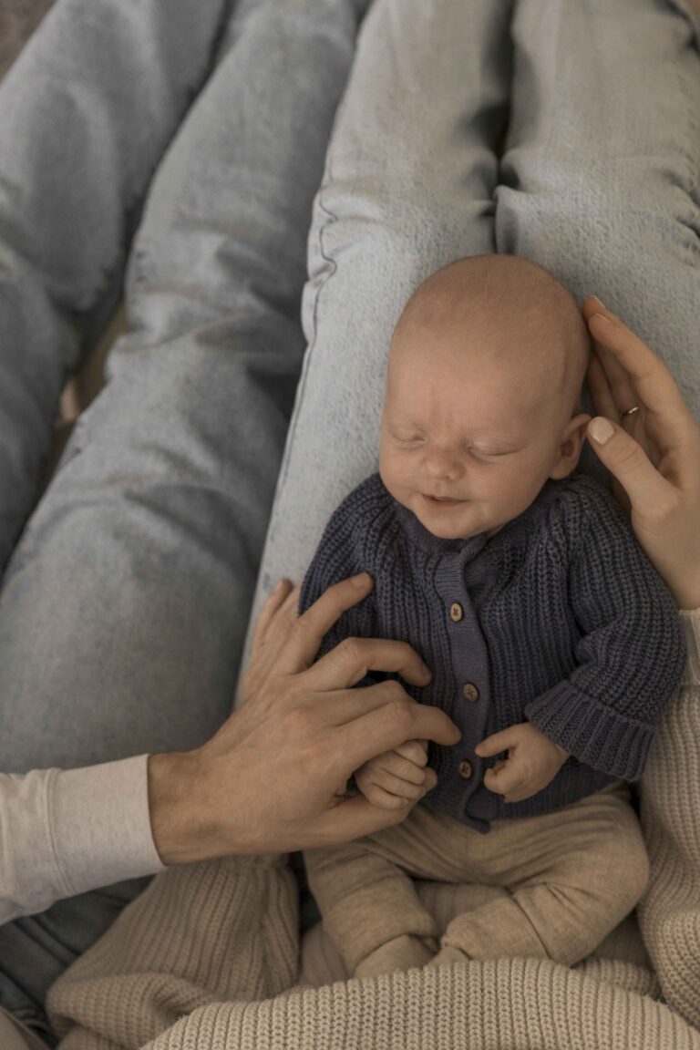 Spontane newbornfoto van pasgeboren baby van 4 weken oud tijdens een shoot in Assen