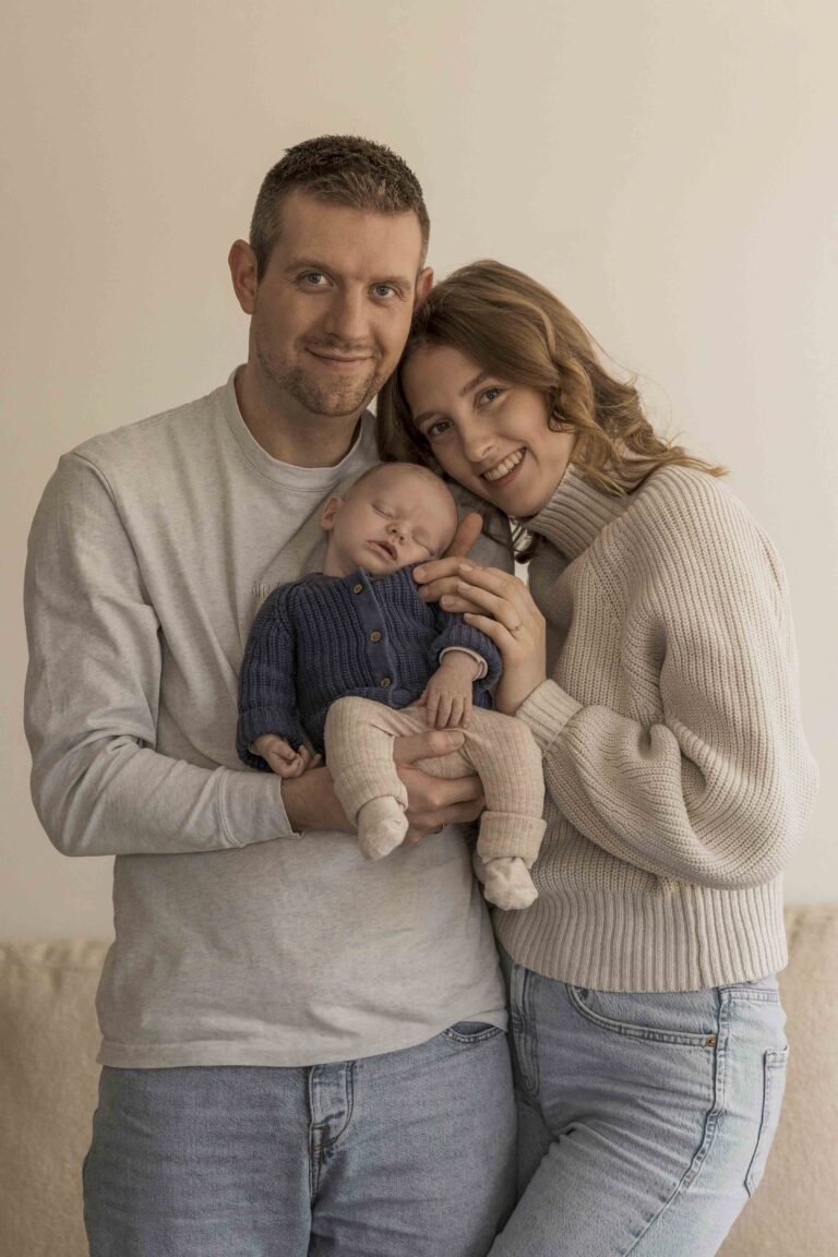 Spontane newbornfoto van pasgeboren baby van 4 weken oud tijdens een shoot in Assen