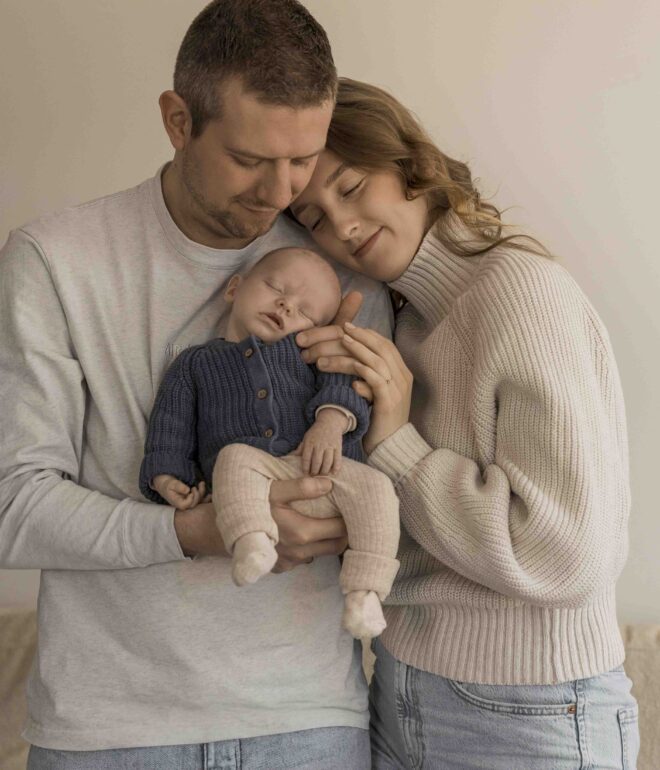 Spontane newbornfoto van pasgeboren baby van 4 weken oud tijdens een shoot in Assen