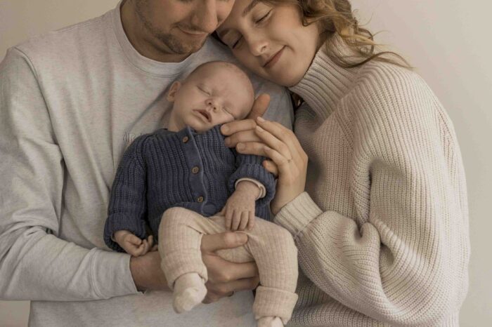Spontane newbornfoto van pasgeboren baby van 4 weken oud tijdens een shoot in Assen