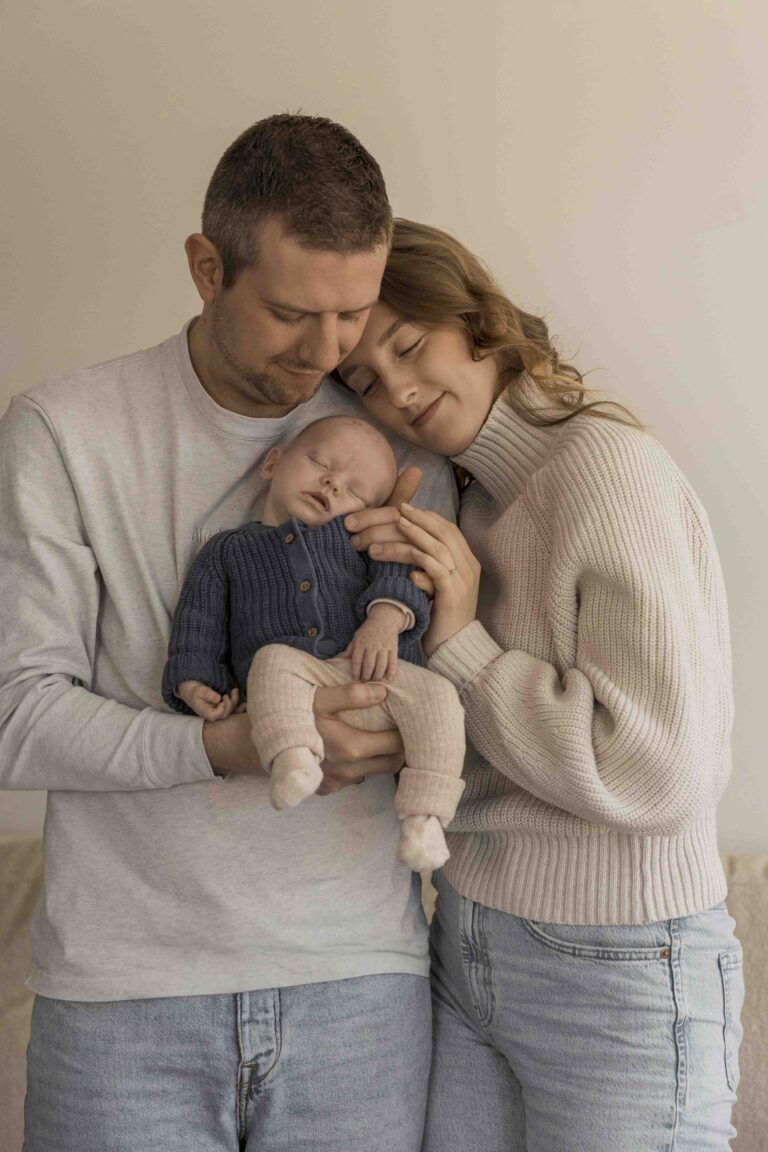 Spontane newbornfoto van pasgeboren baby van 4 weken oud tijdens een shoot in Assen