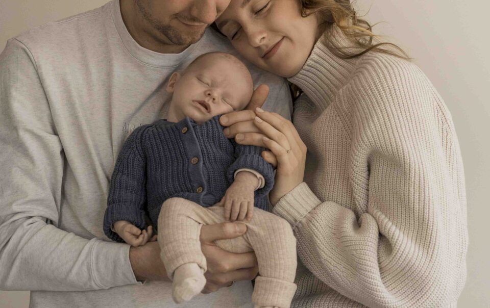 Spontane newbornfoto van pasgeboren baby van 4 weken oud tijdens een shoot in Assen