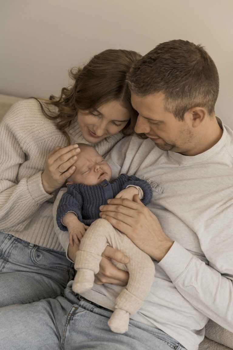 Spontane newbornfoto van pasgeboren baby van 4 weken oud tijdens een shoot in Assen