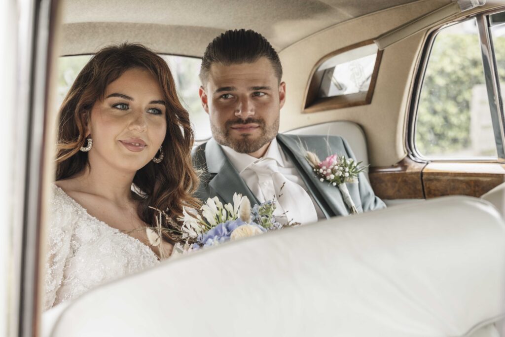Trouwfotograaf Apeldoorn | Bruiloft met shoot bij Kasteel Spelderholt & ceremonie Vossenberg ceremonie i do weddingshoot beekberken trouw auto