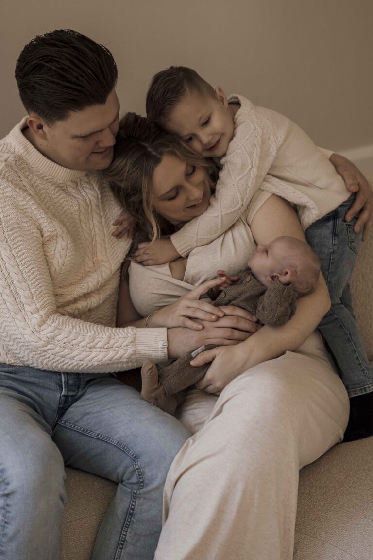 gezin Apeldoorn Gelderland – spontane newbornshoot baby Jazzy met grote broer van 3