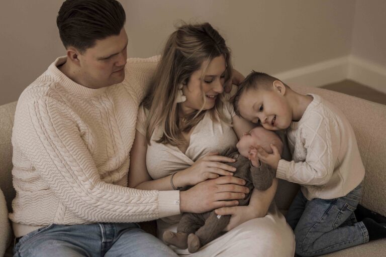pasgeboren baby newbornshoot Apeldoorn Gelderland – spontane newbornshoot baby Jazzy met grote broer van 3