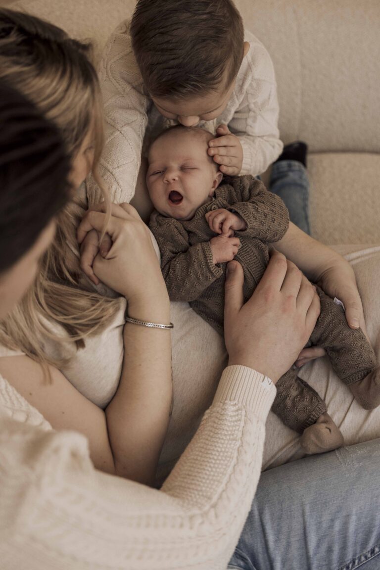 pasgeboren baby newbornshoot Apeldoorn Gelderland – spontane newbornshoot baby Jazzy met grote broer van 3 gapende baby, familie knuffel