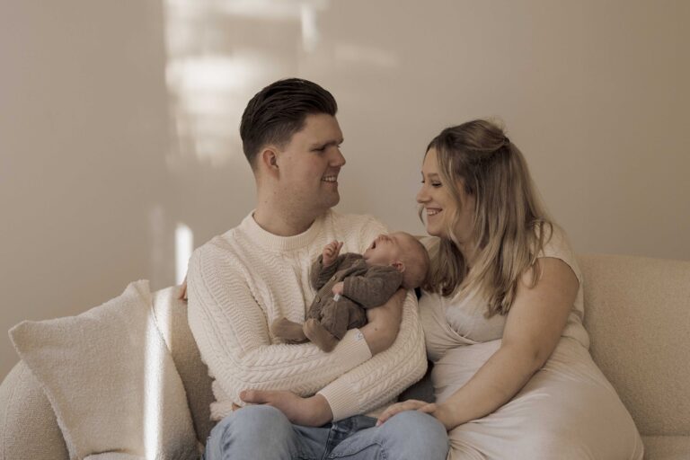 pasgeboren baby newbornshoot Apeldoorn Gelderland – spontane newbornshoot baby Jazzy met grote broer van 3