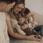 newbornshoot Apeldoorn – baby Jazzy met papa en mama en broer