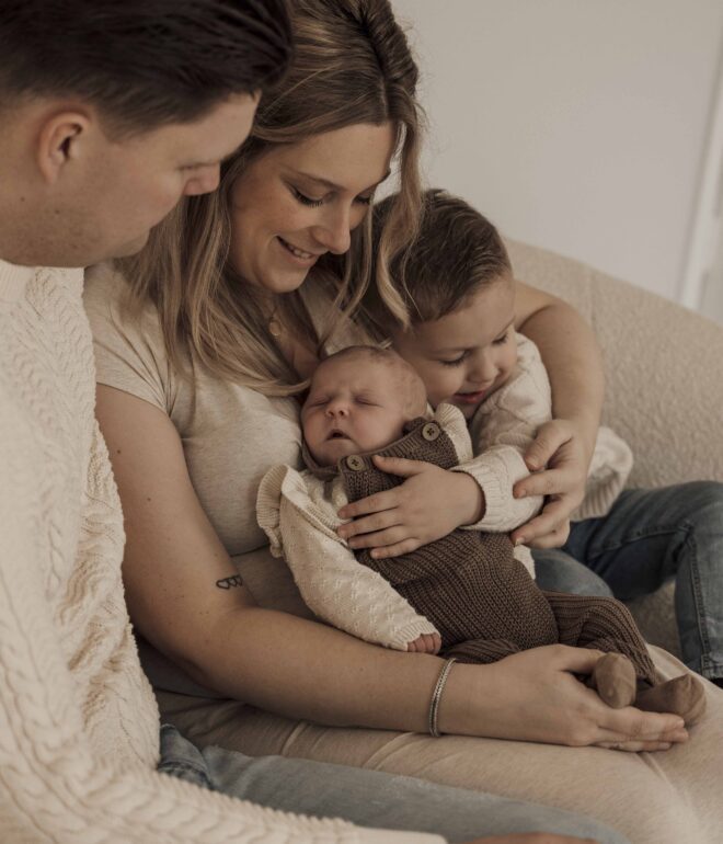 newbornshoot Apeldoorn – baby Jazzy met papa en mama en broer