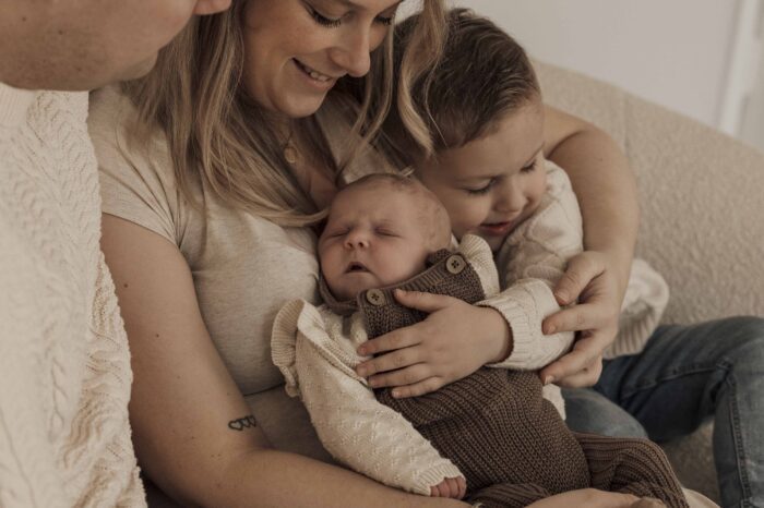 newbornshoot Apeldoorn – baby Jazzy met papa en mama en broer
