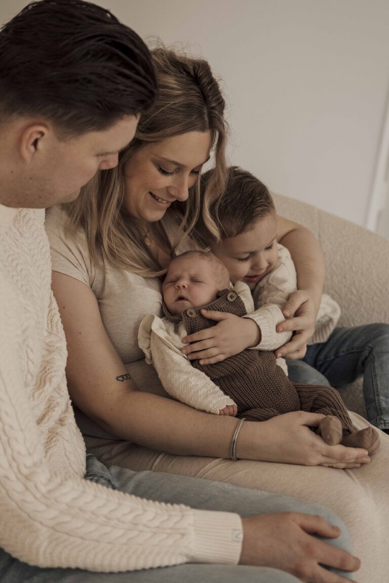 newbornshoot Apeldoorn – baby Jazzy met papa en mama en broer