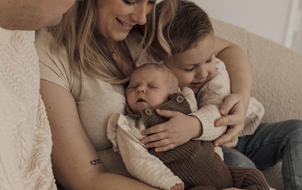 newbornshoot Apeldoorn – baby Jazzy met papa en mama en broer