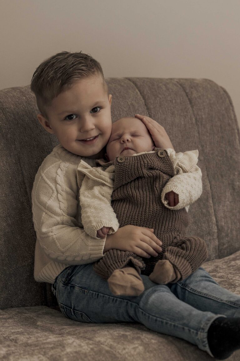 pasgeboren baby newbornshoot Apeldoorn Gelderland – spontane newbornshoot baby Jazzy met grote broer van 3