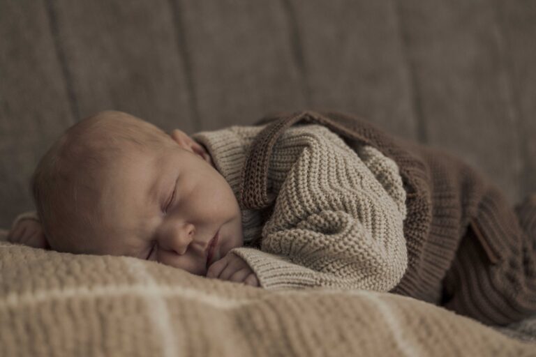 pasgeboren baby newbornshoot Apeldoorn Gelderland – spontane newbornshoot baby Jazzy met grote broer van 3