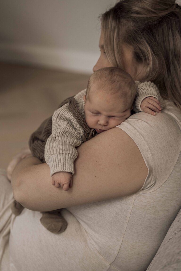 mama met baby newbornshoot Apeldoorn Gelderland – spontane newbornshoot baby Jazzy met grote broer van 3