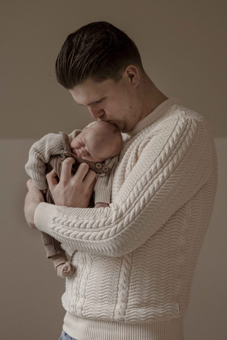 papa met baby Apeldoorn Gelderland – spontane newbornshoot baby Jazzy met grote broer van 3