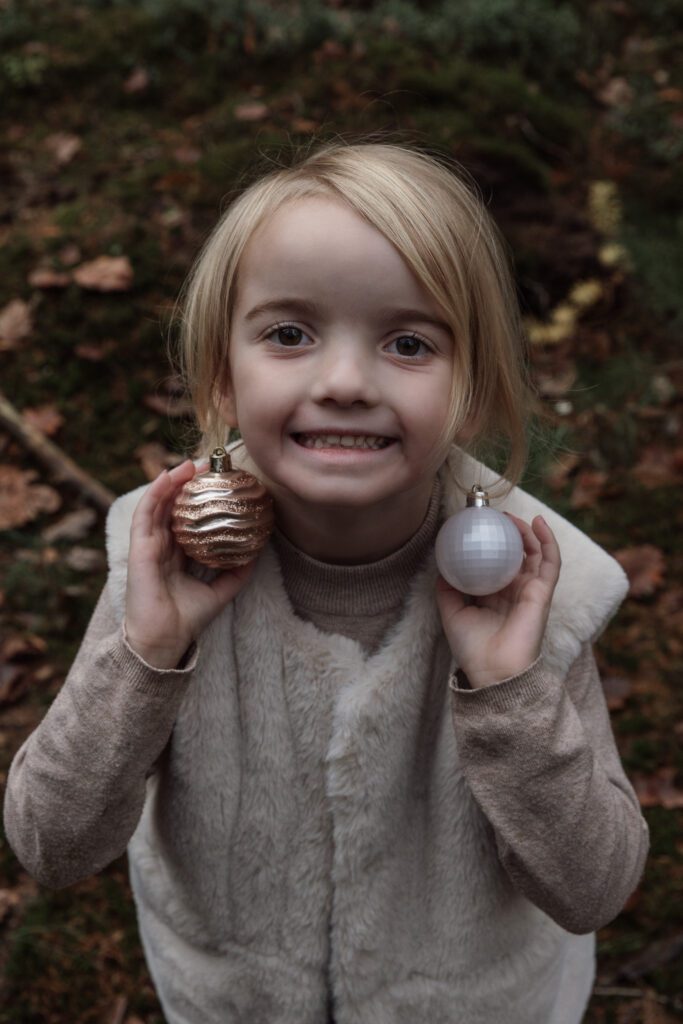 Tijdens de Mini Kerstbomen Shoot op de Veluwe mogen kinderen hun eigen kerstboom versieren. Deze fotoshoot is ideaal voor kerstkaarten en familiefoto’s