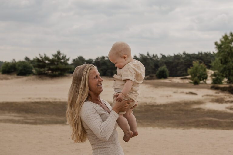 1 jaar shoot in Apeldoorn van een vrolijk kindje, liefdevolle fotosessie bij ouders thuis door een fotograaf die goed is met kinderen in Gelderland.