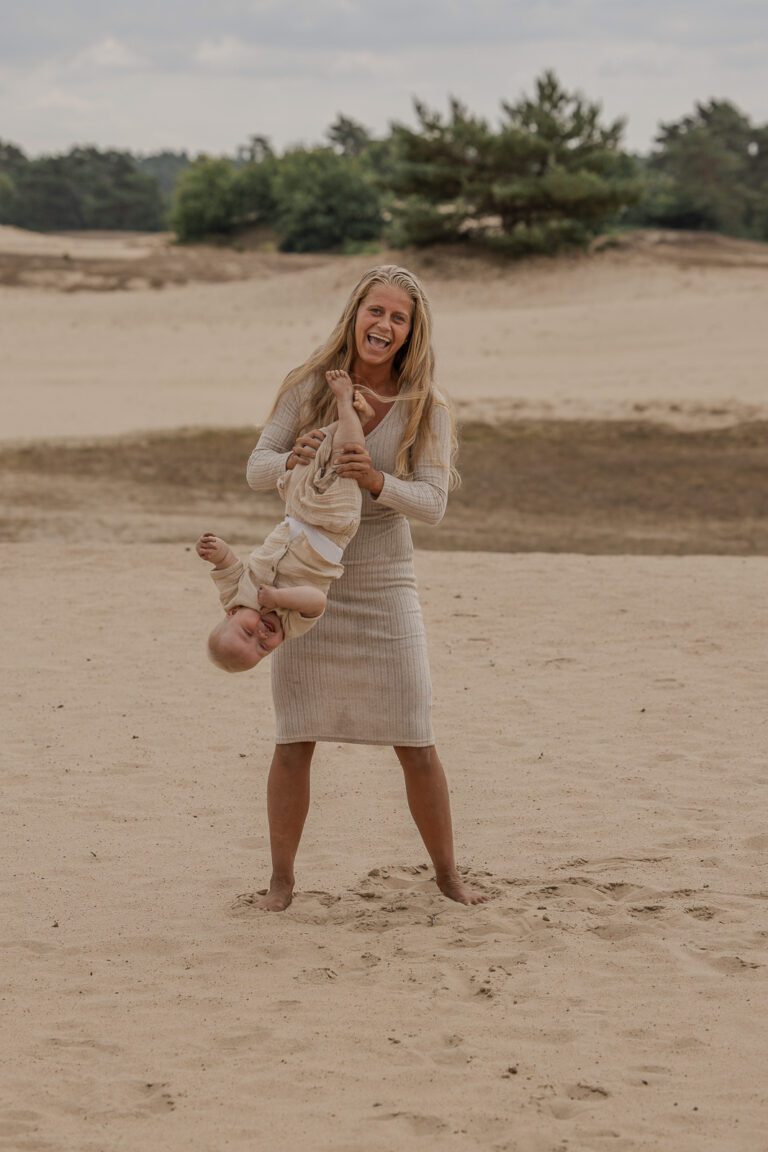 1 jaar shoot in Apeldoorn van een vrolijk kindje, liefdevolle fotosessie bij ouders thuis door een fotograaf die goed is met kinderen in Gelderland.