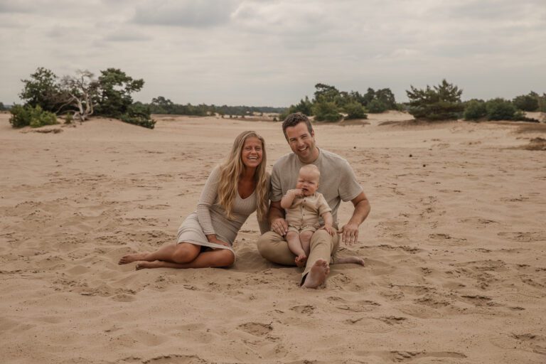 1 jaar shoot in Apeldoorn van een vrolijk kindje, liefdevolle fotosessie bij ouders thuis door een fotograaf die goed is met kinderen in Gelderland.