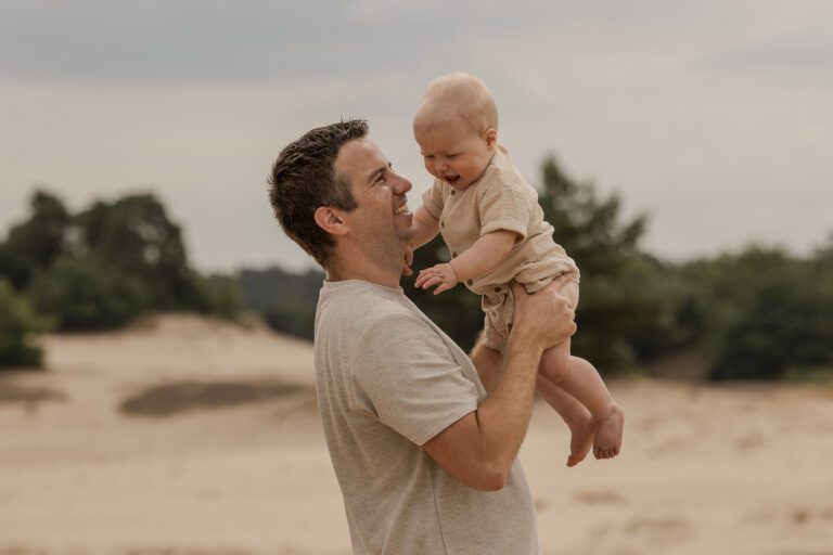 1 jaar shoot in Apeldoorn van een vrolijk kindje, liefdevolle fotosessie bij ouders thuis door een fotograaf die goed is met kinderen in Gelderland.