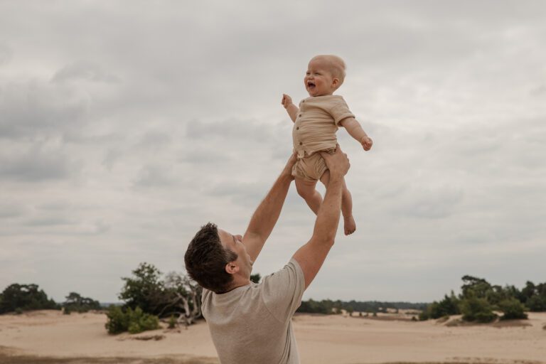 1 jaar shoot in Apeldoorn van een vrolijk kindje, liefdevolle fotosessie bij ouders thuis door een fotograaf die goed is met kinderen in Gelderland.
