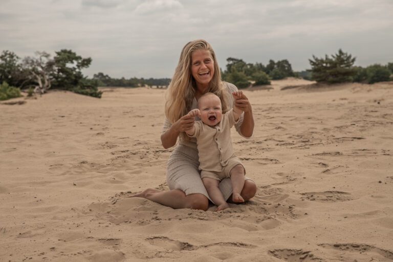 1 jaar shoot in Apeldoorn van een vrolijk kindje, liefdevolle fotosessie bij ouders thuis door een fotograaf die goed is met kinderen in Gelderland.