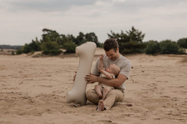 1 jaar shoot in Apeldoorn van een vrolijk kindje, liefdevolle fotosessie bij ouders thuis door een fotograaf die goed is met kinderen in Gelderland.