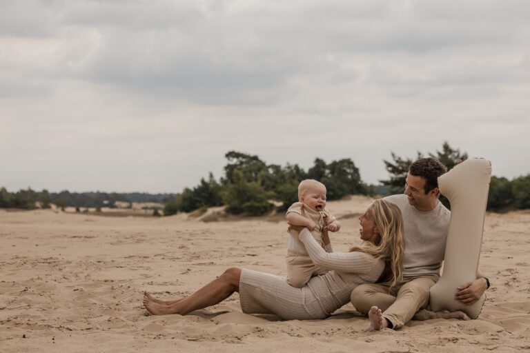 Familie met zoontje van 1 fotoshoot Veluwe Apeldoorn Gelderland 1 jaar ballon feestje