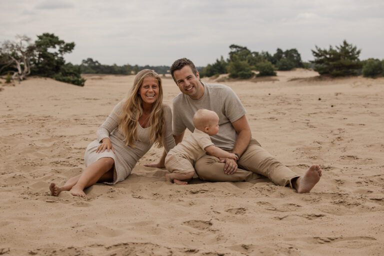1 jaar fotoshoot in Apeldoorn – spontane en liefdevolle momenten van jullie kindje vastgelegd.