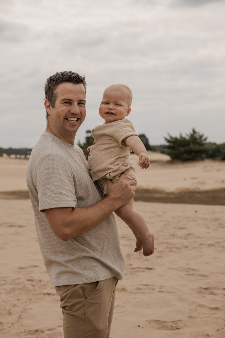 1 jaar shoot in Apeldoorn van een vrolijk kindje, liefdevolle fotosessie bij ouders thuis door een fotograaf die goed is met kinderen in Gelderland.