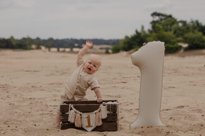 1 jaar shoot in Apeldoorn van een vrolijk kindje, liefdevolle fotosessie bij ouders thuis door een fotograaf die goed is met kinderen in Gelderland.